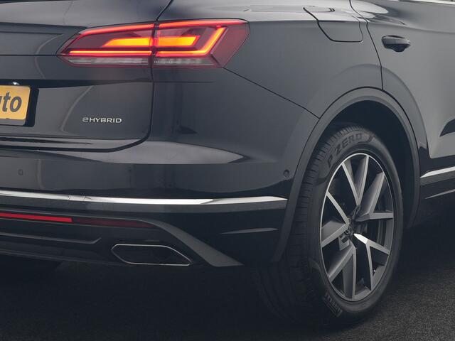 Volkswagen TOUAREG 3.0 TSi eHybrid 4MOTION Plug In Hybrid 381pk Dealer O.H PHEV | Trekhaak Af Fabriek | Lederen Sportstoelen Massage & Memory | Panodak | Adaptive Cruise | Stoelventilatie | Stoelen & Stuur Verwarmd | Blis | Keyless | Apple Carplay | Navigatie | DAB