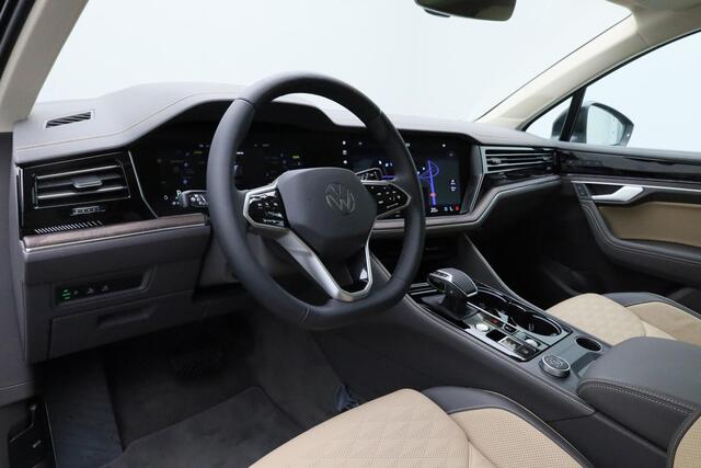 Volkswagen TOUAREG 3.0 TSi 381 pk tiptronic eHybrid 4MOTION Elegance | Panoramadak | Trekhaak | Nachtzicht | Geheugen-/massagestoelen | Leder | Stoelventilatie