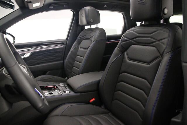 Volkswagen TOUAREG R Edition 3.0 TSI eHybrid 462pk Tiptronic Panoramadak, Luchtvering, Lederen bekleding, 360 camera, Elektrische achterklep, LED matrix koplampen