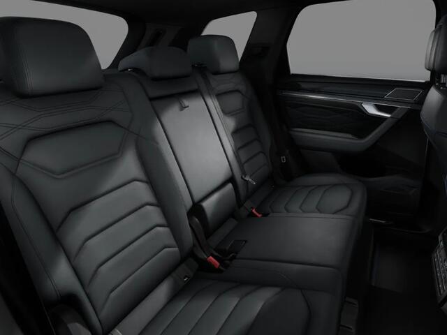 Volkswagen TOUAREG R Edition 3.0 eHybrid 381 PK SUV 8 versn. DSG · Comfort Pakket · Nachtzichtondersteuning · Opberg Pakket · Trekhaak inklapbaar, met elektrische ont grendeling, incl. aanhangwagenmanoeuvreerhulp 'Trailer Assist' ·