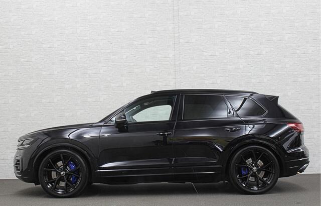 Volkswagen TOUAREG R 3.0 TSI 462PK E-Hybrid | Luchtvering | Puglia Leder | Panorama | ACC | Trekhaak | 22'' | Stoelventilatie | Nachtzicht | Head-Up | Standkachel | Ergo-Comfort | Sfeerverlichting | 4-Zone Clima | Stuurverwarming | Black-Optic | Dodehoek | Lane-Assist | Car