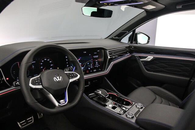 Volkswagen TOUAREG R Edition 3.0 TSI eHybrid 462pk Tiptronic Trekhaak, Luchtvering, Lederen bekleding, Panoramadak, Head up display. DYN audio, Adaptive cruise control