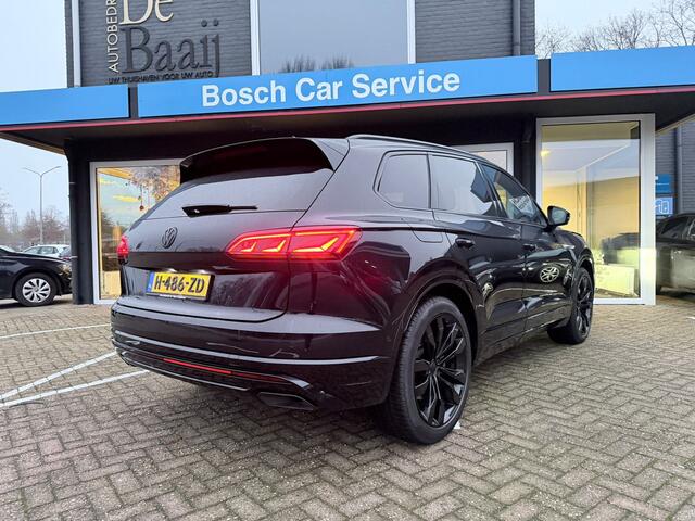 Volkswagen TOUAREG 3.0 TSI R-Line | Pano | Trekhaak | Head-up | Luchtvering