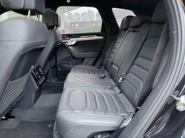 Volkswagen TOUAREG 3.0 TSI R-Line | Pano | Trekhaak | Head-up | Luchtvering