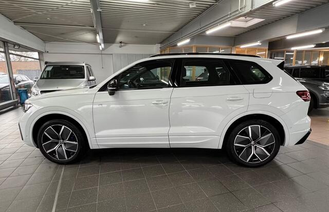 Volkswagen TOUAREG 3.0 TSi eHybrid 4MOTION R Grijs Kenteken ACC LUCHTVERING TREKHAAK COMFORTSTOELEN HEAD-UP DISPLAY Panoramadak