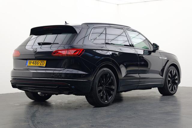 Volkswagen TOUAREG 3.0 TSI R-Line | Pano | Trekhaak | Head-up | Luchtvering