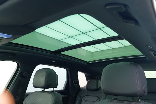 Volkswagen TOUAREG 3.0 TSI R-Line | Pano | Trekhaak | Head-up | Luchtvering