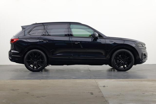 Volkswagen TOUAREG 3.0 TSI R-Line | Pano | Trekhaak | Head-up | Luchtvering