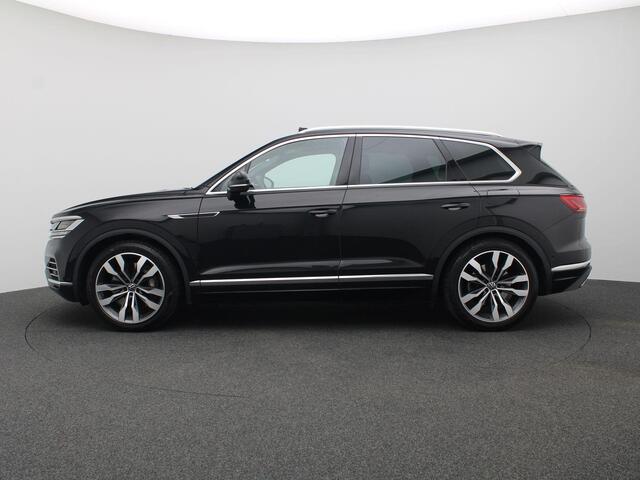 Volkswagen TOUAREG 3.0 TSi eHybrid 4MOTION Elegance 367PK Aut. Pano-Schuifdak, Trekhaak, Keyless, Elektr. Achterklep, 21" LM Velgen, Navi, Luchtvering, Memorystoel, Stoelverwarming, Achteruitrijcamera
