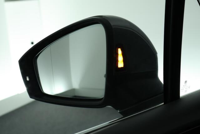 Volkswagen TOUAREG 3.0 TDI 230pk R-Line Grijs Kenteken Trekhaak Camera Luchtvering Matrix Led Keyless Leder Memory Virtual Cockpit Navigatie