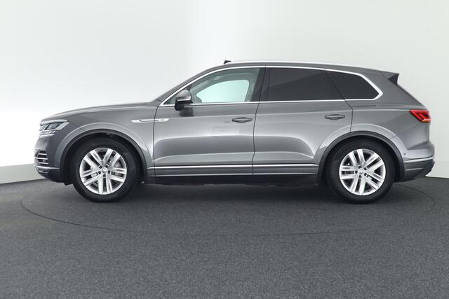 Volkswagen TOUAREG 3.0 TDI 230pk R-Line Grijs Kenteken Trekhaak Camera Luchtvering Matrix Led Keyless Leder Memory Virtual Cockpit Navigatie