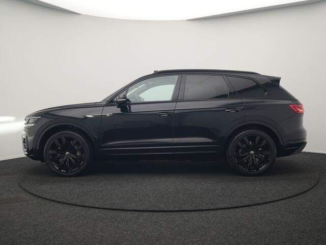 Volkswagen TOUAREG 3.0 TSi 4MOTION R PHEV 462pk Dealer O.H. | Luchtvering | Trekhaak Af Fabriek | Panodak | Adaptive Cruise | Lederen Sportstoelen Memory & Verwarmd | Camera | 21"L.M | Stuur Verwarmd | Keyless | Apple Carplay | Blis | Plug In Hybrid |