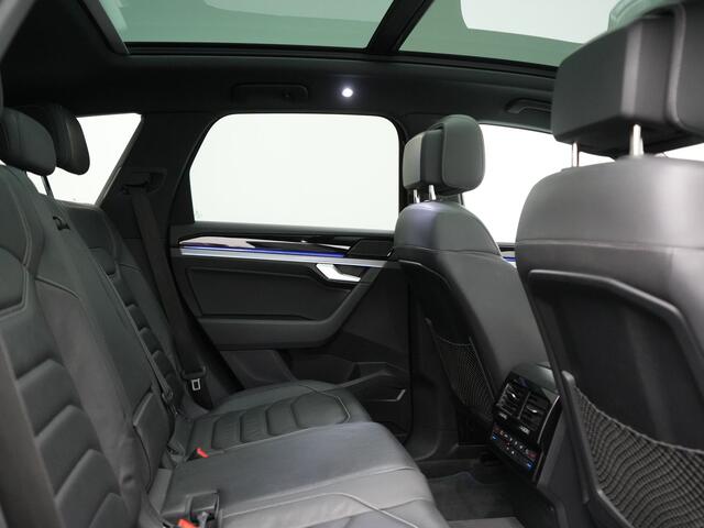 Volkswagen TOUAREG 3.0 TSi 4MOTION R PHEV 462pk Dealer O.H. | Luchtvering | Trekhaak Af Fabriek | Panodak | Adaptive Cruise | Lederen Sportstoelen Memory & Verwarmd | Camera | 21"L.M | Stuur Verwarmd | Keyless | Apple Carplay | Blis | Plug In Hybrid |