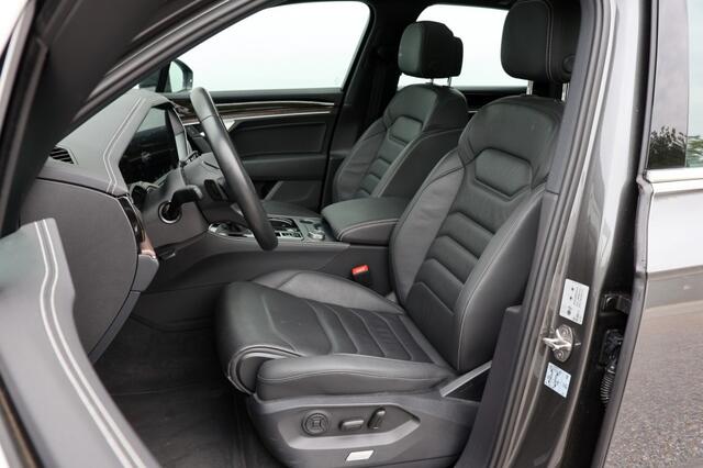 Volkswagen TOUAREG 3.0 TSI eHybrid PHEV 4 Motion - 381 pk **Pano / Trekhaak / IQ Light