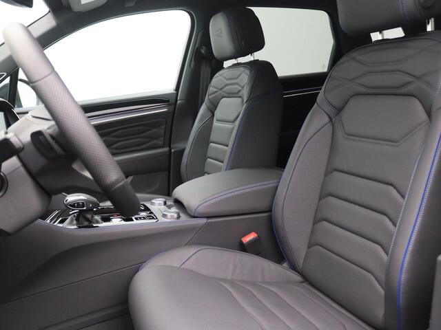 Volkswagen TOUAREG 3.0 TSi eHybrid 4MOTION R Edition 467PK Aut. matrix led, trekhaak, panoramadak, 360gr. camera, leder, luchtvering, keyless, stuur-stoelverwarming, Dynaudio, head-up display, 22" lichtmetaal
