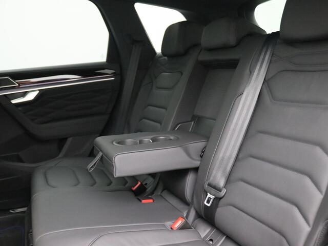 Volkswagen TOUAREG 3.0 TSi eHybrid 4MOTION R Edition 467PK Aut. matrix led, trekhaak, panoramadak, 360gr. camera, leder, luchtvering, keyless, stuur-stoelverwarming, Dynaudio, head-up display, 22" lichtmetaal