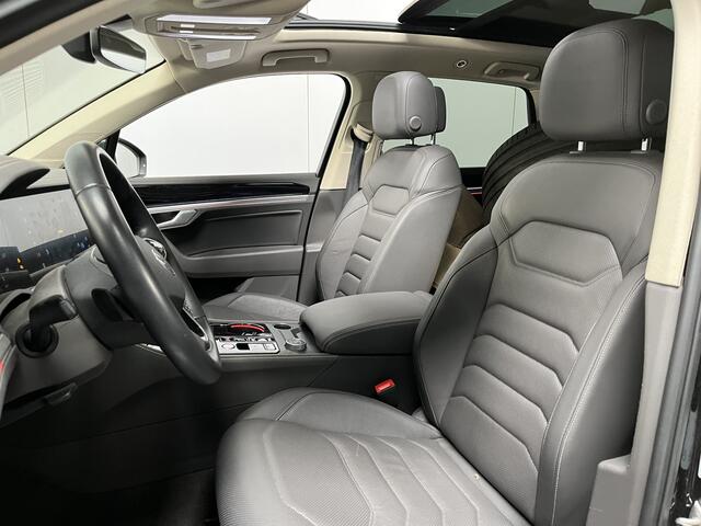 Volkswagen TOUAREG 3.0 TSi eHybrid 4MOTION Elegance / AUTOMAAT/ 381PK/ PANO/ TREKHAAK/ ACC/ MEMORY SEAT/ MASSAGE/ STOELVERWARM.+KOELING/ DODEHOEK/ PARK.SENSOR.V+A/ 360 CAMERA/ APP-CONNECT/ ELEK.ACHTERKLEP/ HEAD-UP/ KEYLESS/ 20'' LMV