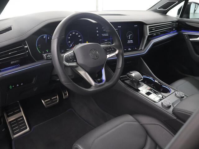 Volkswagen TOUAREG 3.0 TSi eHybrid 4MOTION R | HUD | Dyna Audio | Trekhaak | Nachtzicht | Stoelverwarming voor en achter | Panoramadak | Matrix LED | Luchtvering | Stoelmassage | Comfort-Pakket | SoftClose |