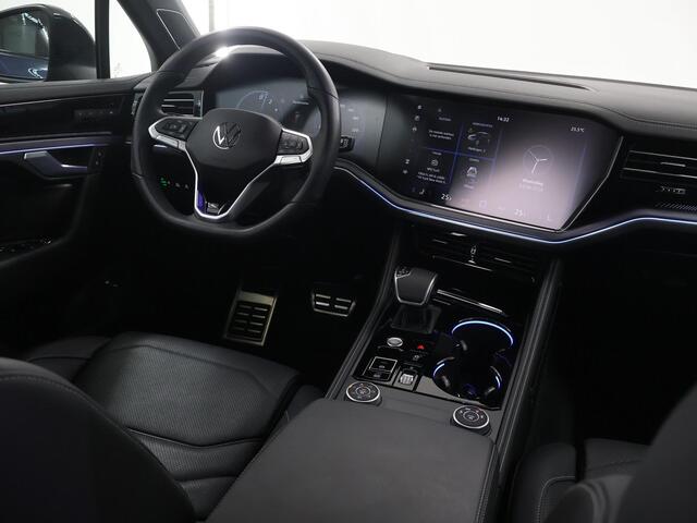 Volkswagen TOUAREG 3.0 TSi eHybrid 4MOTION R | HUD | Dyna Audio | Trekhaak | Nachtzicht | Stoelverwarming voor en achter | Panoramadak | Matrix LED | Luchtvering | Stoelmassage | Comfort-Pakket | SoftClose |