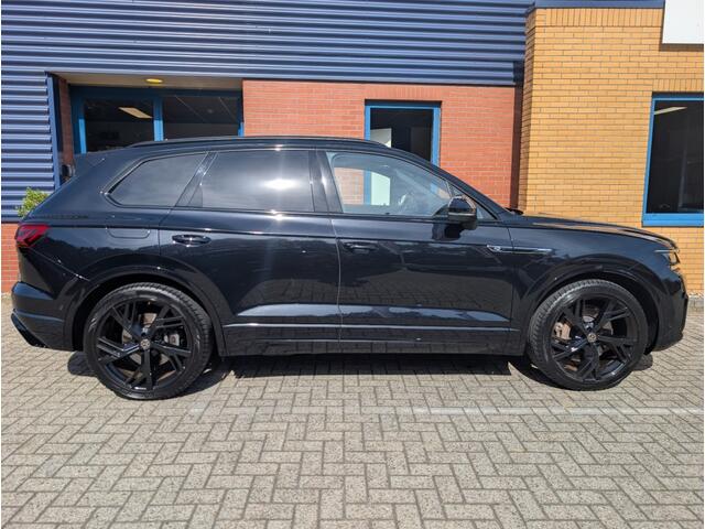 Volkswagen TOUAREG 3.0 TSI R-LINE, Plug-in Hybride, Soft close, Trekhaak, Panodak, BOMVOL!