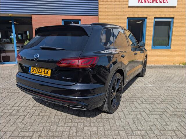 Volkswagen TOUAREG 3.0 TSI R-LINE, Plug-in Hybride, Soft close, Trekhaak, Panodak, BOMVOL!