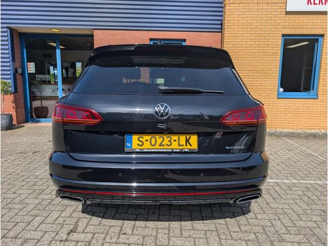 Volkswagen TOUAREG 3.0 TSI R-LINE, Plug-in Hybride, Soft close, Trekhaak, Panodak, BOMVOL!
