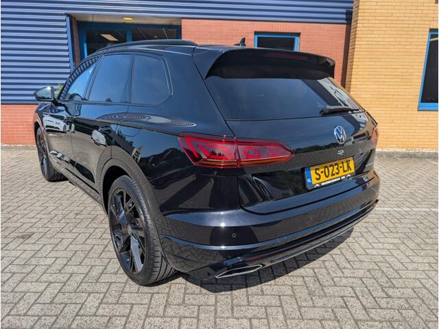 Volkswagen TOUAREG 3.0 TSI R-LINE, Plug-in Hybride, Soft close, Trekhaak, Panodak, BOMVOL!