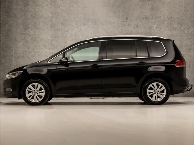 Volkswagen TOURAN 1.5 TSI Highline R Sport 7 Persoons 150Pk Automaat (PANORAMADAK, APPLE CARPLAY, GROOT NAVI, ADAPTIVE CRUISE, SPORTSTOELEN, CAMERA, GETINT GLAS, TREKHAAK, LED KOPLAMPEN, NIEUWSTAAT)