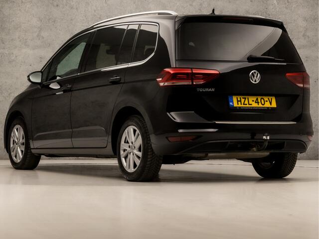 Volkswagen TOURAN 1.5 TSI Highline R Sport 7 Persoons 150Pk Automaat (PANORAMADAK, APPLE CARPLAY, GROOT NAVI, ADAPTIVE CRUISE, SPORTSTOELEN, CAMERA, GETINT GLAS, TREKHAAK, LED KOPLAMPEN, NIEUWSTAAT)
