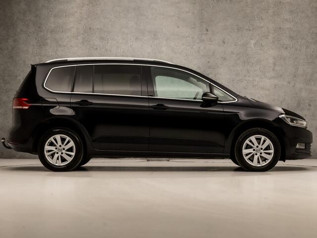 Volkswagen TOURAN 1.5 TSI Highline R Sport 7 Persoons 150Pk Automaat (PANORAMADAK, APPLE CARPLAY, GROOT NAVI, ADAPTIVE CRUISE, SPORTSTOELEN, CAMERA, GETINT GLAS, TREKHAAK, LED KOPLAMPEN, NIEUWSTAAT)
