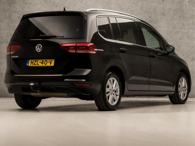 Volkswagen TOURAN 1.5 TSI Highline R Sport 7 Persoons 150Pk Automaat (PANORAMADAK, APPLE CARPLAY, GROOT NAVI, ADAPTIVE CRUISE, SPORTSTOELEN, CAMERA, GETINT GLAS, TREKHAAK, LED KOPLAMPEN, NIEUWSTAAT)