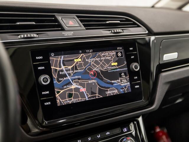 Volkswagen TOURAN 1.5 TSI Highline R Sport 7 Persoons 150Pk Automaat (PANORAMADAK, APPLE CARPLAY, GROOT NAVI, ADAPTIVE CRUISE, SPORTSTOELEN, CAMERA, GETINT GLAS, TREKHAAK, LED KOPLAMPEN, NIEUWSTAAT)