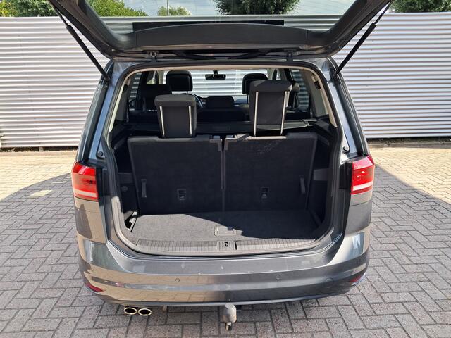 Volkswagen TOURAN 1.4 TSI Highline R-Line 7persoons met automaat en schuif/kanteldak! | Clima | Cruise | Navigatie | Trekhaak | PDC | Voorstoelen verwarmd | RIJKLAARPRIJS INCL 12 MAANDEN GARANTIE EN BEURT
