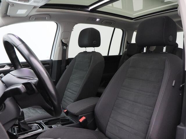 Volkswagen TOURAN 1.8 TSi 180 Pk Automaat R-Line 7-Persoons | Trekhaak | Panorama Dak | Camera | Sensoren | Adaptive Cruise| LED | Carplay | Elektrische Achterklep | 18 Inch | 88.341 Km!!