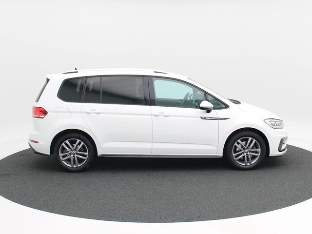 Volkswagen TOURAN 1.5 TSi 150 Pk Automaat R-Line 7-Pers | Trekhaak | Adaptive Cruise | Camera | Carplay | Climate Control | Stoel Verwarming | Parkeersensoren | LED | 17 Inch