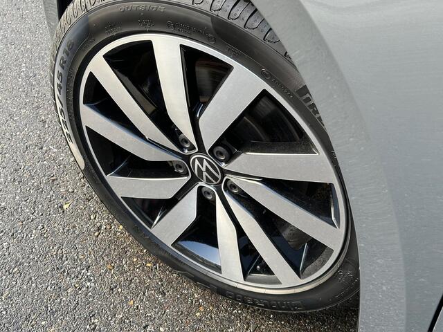 Volkswagen TOURAN 1.5 TSI Highline 7-peroons | Trekhaak | Standkachel | Panoramadak | Keyless | Dode hoek | Rijklaar incl. garantie