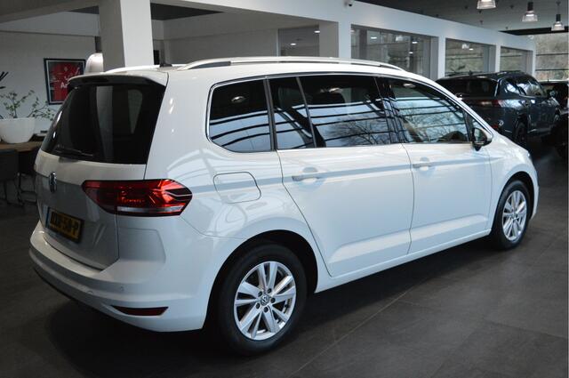 Volkswagen TOURAN 1.5 TSI Highline navi clima cruise led pdc trekhaak 150 pk !!