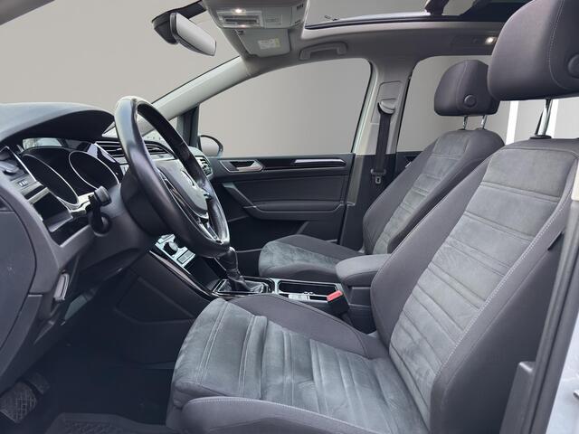 Volkswagen TOURAN 1.4 TSI Highline 7p | Panoramadak | Camera | Wegklaptrekhaak | Comfortstoelen en Verwarmd | Ketting vernieuwd !