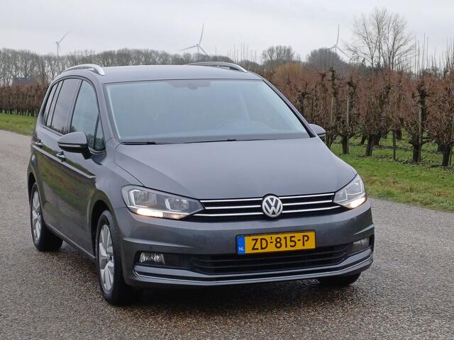 Volkswagen TOURAN Highline / 7 Persoons / Trekhaak/ Camera / Carplay