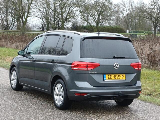 Volkswagen TOURAN Highline / 7 Persoons / Trekhaak/ Camera / Carplay