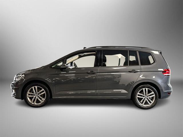 Volkswagen TOURAN 1.5 150pk TSI Highline 7p Navigatie 'Discover Media' | Velgen 'Salvador', 17 inch lichtmetaal | Panoramaschuif-kanteldak