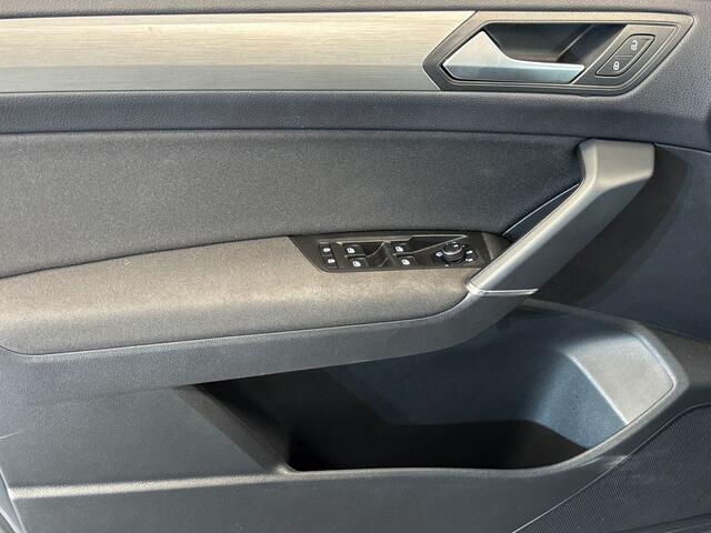 Volkswagen TOURAN 1.5 150pk TSI Highline 7p Navigatie 'Discover Media' | Velgen 'Salvador', 17 inch lichtmetaal | Panoramaschuif-kanteldak