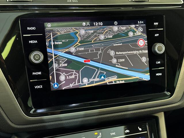 Volkswagen TOURAN 1.5 150pk TSI Highline 7p Navigatie 'Discover Media' | Velgen 'Salvador', 17 inch lichtmetaal | Panoramaschuif-kanteldak