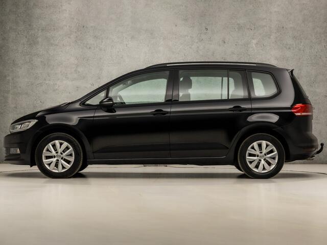 Volkswagen TOURAN 1.4 TSI Highline 7 Persoons 150Pk Automaat (APPLE CARPLAY, GROOT NAVI, CLIMATE, STOELVERWARMING, SPORTSTOELEN, PARKEERSENSOREN, ADAPTIVE CRUISE, TREKHAAK, NIEUWSTAAT)