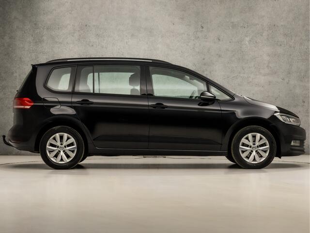Volkswagen TOURAN 1.4 TSI Highline 7 Persoons 150Pk Automaat (APPLE CARPLAY, GROOT NAVI, CLIMATE, STOELVERWARMING, SPORTSTOELEN, PARKEERSENSOREN, ADAPTIVE CRUISE, TREKHAAK, NIEUWSTAAT)