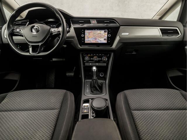 Volkswagen TOURAN 1.4 TSI Highline 7 Persoons 150Pk Automaat (APPLE CARPLAY, GROOT NAVI, CLIMATE, STOELVERWARMING, SPORTSTOELEN, PARKEERSENSOREN, ADAPTIVE CRUISE, TREKHAAK, NIEUWSTAAT)