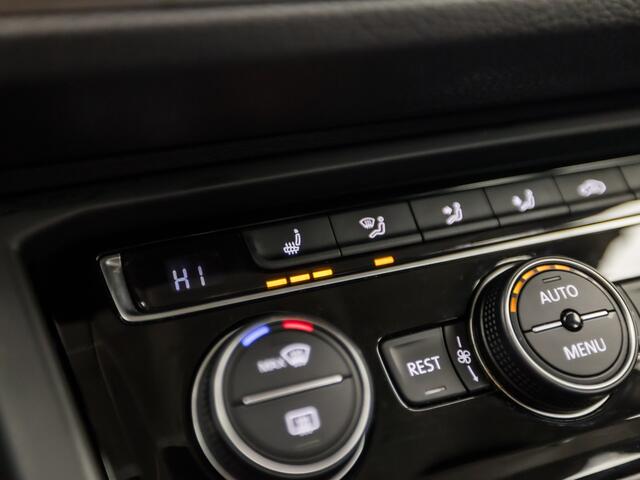 Volkswagen TOURAN 1.4 TSI Highline 7 Persoons 150Pk Automaat (APPLE CARPLAY, GROOT NAVI, CLIMATE, STOELVERWARMING, SPORTSTOELEN, PARKEERSENSOREN, ADAPTIVE CRUISE, TREKHAAK, NIEUWSTAAT)