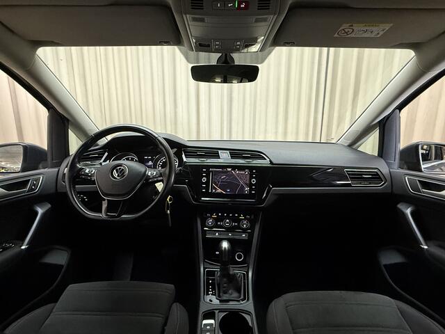 Volkswagen TOURAN 1.5 TSI Comfortline Business 7p Uitklapbare Trekhaak / Camera / LED / Adapt. Cruise / Stoelverwarming / Navigatie / PDC V&A / 17'' LMV