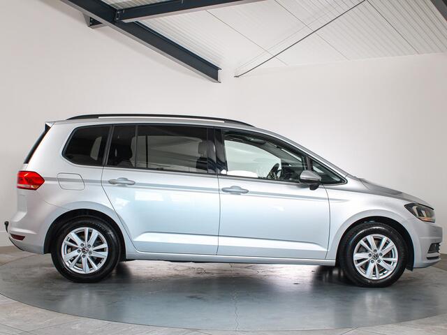 Volkswagen TOURAN 1.5 TSI Comfortline Business 7-Persoons, Trekhaak, ACC, Digitale cockpit, Camera, Stoelverwarming, Keyless,