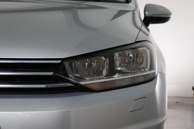 Volkswagen TOURAN 1.5 TSI Comfortline Business 7-Persoons, Trekhaak, ACC, Digitale cockpit, Camera, Stoelverwarming, Keyless,